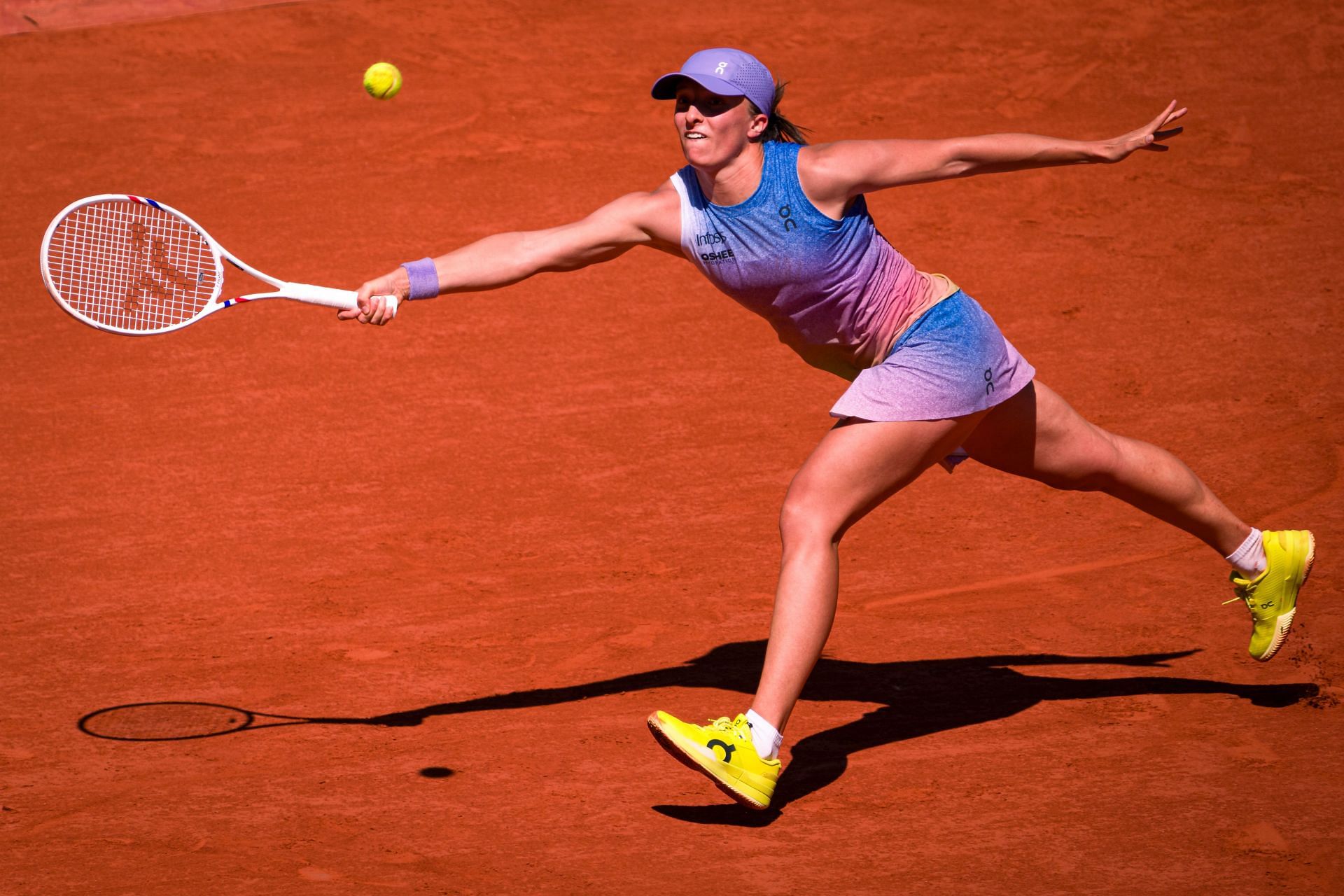 Iga Swiatek retrieves a ball at French Open 2025 | Image Source: Getty